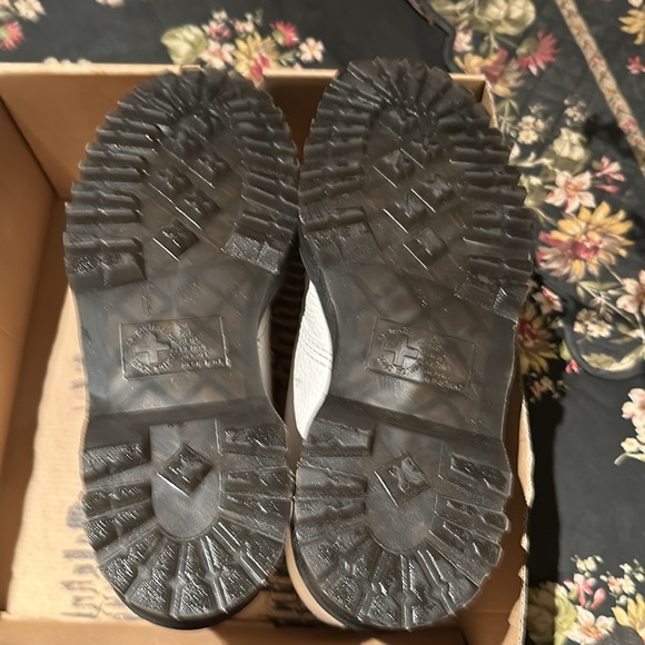 Devon Heart White Love Doc Martens - Picture 4 of 4